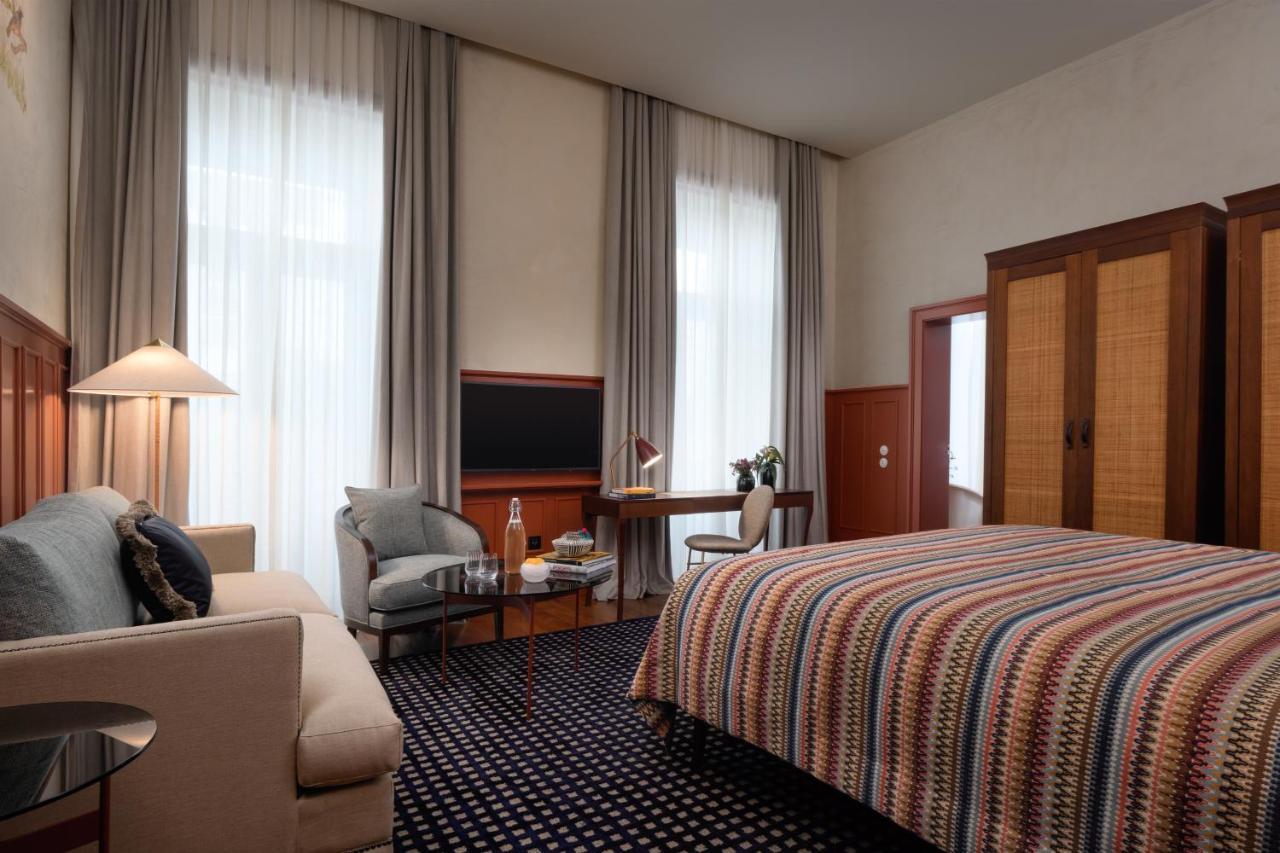 Chambre Double Prestige - Vue Partielle sur Place